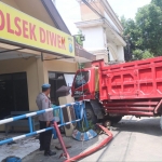 Kondisi dump truk usai menabrak Mapolsek Diwek. Foto: AAN AMRULLOH/ BANGSAONLINE