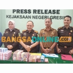 Kajari Gresik, Nana Riana (tiga dari kiri), saat konferensi pers terkait korupsi hibah UMKM. Foto: SYUHUD/BANGSAONLINE