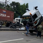 Truk boks bernopol L 9211 UC terlibat kecelakaan dengan sebuah truk trailer yang melintas di kawasan Jalan Raya Taman tepatnya di depan Toko Central Besi Pratama, Kecamatan Taman, Sidoarjo. (foto: ist)