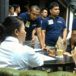 Polisi menggelar pra-rekonstruksi kematian Wayan Mirna Salihin di Kafe O, Grand Indonesia, Jakarta Pusat. foto: kompas