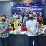 Penyerahan ATM secara simbolis kepada para sopir terdampak wabah Covid-19.