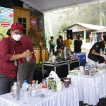 Beberapa peserta kompetisi olahan minuman berbahan dasar rosella dalam rangka HUT Kabupaten Kediri ke-1218 saat sedang beraksi. Foto: Ist.