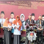 Marendra Darwis, Ketua DPD PKS Kabupaten Kediri didampingi jajaran pengurus saat menggelar jumpa pers. Foto: MUJI HARJITA/ BANGSAONLINE.com