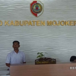 Petugas  dalam gedung DPRD Kabupaten Mojokerto.