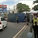Petugas saat mengevakuasi truk kontainer yang terlibat kecelakaan di Jalur Pantura Kabupaten Pasuruan.