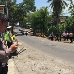 Tim TAA Polda Jatim sedang melakukan olah tempat kejadian perkara (TKP) di lokasi kecelakaan bus terjun ke sungai.