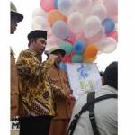 Pelepasan Balon Pembukaan Bondowoso Jadul oleh Menteri Desa PDT Marwan Jakfar yang didampingi Bupati dan Wakil Bupati Bondowoso. (sugiyanto/BANGSAONLINE)