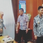 Gubernur dan Wakil Gubernur Jawa Timur melakukan sidak di hari pertama kerja mereka. Dalam sidak,Gubernur didampingi Sekdaprov.