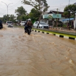 Jalan Letda Sucipto, Kelurahan Mondokan, Kecamatan Tuban, Kabupaten Tuban, yang tergenang banjir akibat luapan sungai yang mengalir di sekitar desa.