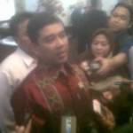 Yuddy Chrisnandi memberi keterangan pers saat melakukan sidak ke sejumlah SKPD Pemkot Surabaya. foto: maulana/BANGSAONLINE