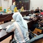 Rapat Komisi I dengan Dinkes dan IDI soal uji kompetensi praktik bidan.