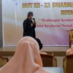 Ustaz Muhammad Hatta saat memberi tausiyah dalam peringatan HUT Dharma Wanita ke-22 di Ruang Joyoboyo Balai Kota Kediri. Foto: Ist