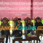 Ketua KPU Kabupaten Kediri Nanang Qosim (pegang mik) saat memberi sambutan. Foto: Muji Harjita/BANGSAONLINE