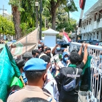 Demo mahasiswa HMI Cabang Kediri yang sempat diwarnai aksi dorong pintu gerbang Kantor Pemkot Kediri. foto: MUJI HARJITA/ BANGSAONLINE