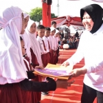 Wali Kota Risma juga menyerahkan santunan kepada anak-anak yatim piatu dari jenjang SD dan SMP dalam Puncak Peringatan Hari Guru Nasional 2019.
