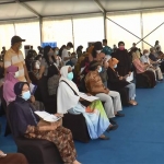 Suasana vaksinasi massal di Sentra Vaksinasi Bersama BUMN di Grand City, Surabaya.