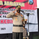 Kapolres Kediri AKBP Lukman Cahyono saat memimpin sertijab pejabat Polres Kediri. (foto: ist.)