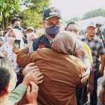 Bupati Kediri Hanindhito Himawan Pramana dipeluk seorang emak saat menghadiri parade barong dan tumpeng hasil bumi. Foto: Ist.
