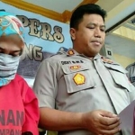 Kapolres Sampang AKBP Didit Bambang Wibowo Saputro menghadirkan tersangka penggelapan motor dalam rilis pers.