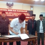 Bupati Bangkalan R. Abdul Latif Imron menandatangani penetapan APBD TA 2020.