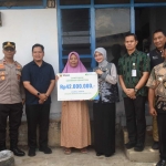Wali Kota Kediri Vinanda Prameswati saat  menyerahkan Santunan Jaminan Kematian BPJS Ketenagakerjaan kepada seorang ahli waris. (Ist)