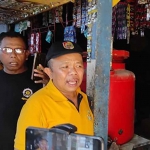 Lurah Karangrejo, Muhammad Syafii, saat mencari rokok ilegal dengan menyisir toko yang ada di Pasar Sukorejo.