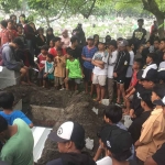Proses pemakaman korban tewas akibat tawuran gangster di Surabaya.