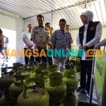 Gubernur Khofifah saat sidak di pangkalan dan agen LPG 3 kg di Surabaya. Foto: DEVI FITRI AFRIYANTI/BANGSAONLINE