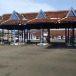 Suasana Terminal Patria Kota Blitar sepi pasca pemberlakuan PSBB karena bus setop beroperasi.