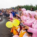 Kapolres Probolinggo AKBP Fadly Samad bersama jajaran saat pelepasan anak penyu di Pantai Duta.