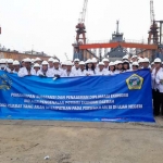 Rombongan Dubes dan Diplomat Kemenlu RI saat melihat kapal lumba-lumba produk PT. Indonesia Marina Shipyard. foto: SYUHUD/ BANGSAONLINE