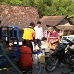 Warga Desa Gesing saat mengantre air bersih.