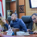 Sekdakab Gresik Achmad Washil MT (kanan) bersama Bupati Fandi Akhmad Yani dan Wabup Asluchul Alif saat rapat dengan kepala OPD. Foto: Ist.