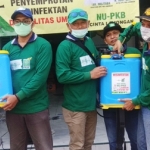 Ketua DPC PKB Lamongan H. Abdul Ghofur dan H. Supandi (PCNU) saat menyerahkan bantuan tangki kepada relawan.