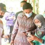 Wali Kota Kediri, Abdullah Abu Bakar, saat ikut mengecek Aplikasi E-Bank Sampah Kota Kediri. Foto: Ist