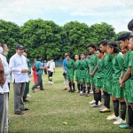 Gus Ipul ketika melihat latihan rutin Persekkab Junior Kota Pasuruan di Stadion Untung Suropati.