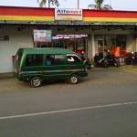 Salah satu minimarket yang melanggar Nomor 5 Tahun 2013. foto: rahmat/ BANGSAONLINE