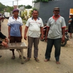 Warga Karanganom saat memblokir jalan akses pengurukan tambak. Karena tanah urug yang diangkut banyak tercecer.
