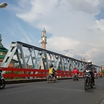 Jembatan Bandar Ngalim yang terletak di sebelah selatan Masjid Agung Kota Kediri. (foto: ist)