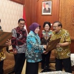 Pakde Karwo menyerahkan DIPA TA 2018 secara langsung kepada Wali Kota Probolinggo di Gedung Grahadi Surabaya, Jumat (22/12).