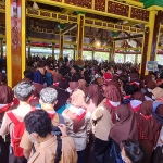 Pelaksanaan vaksinasi massal yang digelar Gerakan Pramuka Kwartir Cabang Bangkalan di Pendopo Agung 2 Bangkalan membeludak menyebabkan kerumunan, Rabu (25/8/2021). (foto: ist)