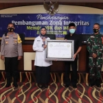Penyerahan piagam pencanangan Pembangunan Zona Integritas BPS Kota Pasuruan.