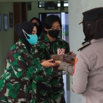 Polwan Polresta Sidoarjo saat memberi kejutan ke Korps Wanita Angkatan Laut di Museum Penerbangan TNI Angkatan Laut.