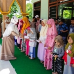 Suasana saat pemberian santunan kepada anak yatim di Desa Bulay, Kecamatan Galis, Kabupaten Pamekasan. 