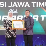 Gubernur Jatim, Khofifah Indar Parawansa, menyerahkan penghargaan E-Purchasing Awards kepada Pj. Wali Kota Batu Aries Agung Paewai.