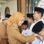 Wali Kota Kediri saat menyalami para peserta.