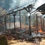 Kondisi rumah di Desa Slawe Kecamatan Watulimo, Kabupaten Trenggalek, usai terbakar. foto: HERMAN/ BANGSAONLINE
