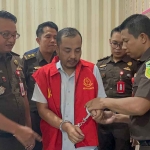 Kades Ngepung, Hendra Wahyu Saputra, saat ditahan Kejari Nganjuk.