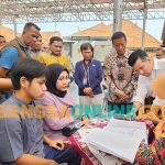 Plt Gubernur Jatim, Emil Dardak, saat meninjau proses pengambilan PIN sebagai syarat awal pendaftaran SPMB 2025. Foto: DEVI FITRI AFRIYANTI/BANGSAONLINE