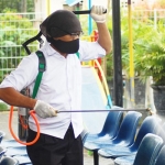 Penyemprotan disinfektan yang dilakukan petugas di Trenggalek. foto: HERMAN/ BANGSAONLINE